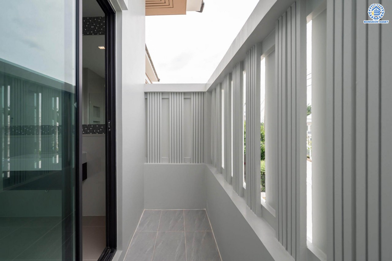 คฤหาสน์สุดหรู ดีไซน์สุด Luxury ติดถนนบรมราชชนนี โครงการ เดอะแกรนด์ ปิ่นเกล้า หลังมุม บนเนื้อที่ถึง 111.6 ตร.ว. ฟังก์ชัน 4 ห้องนอน 5 ห้องน้ำ 1 ห้องแม่บ้าน จอดรถได้ 2 คัน พร้อมบรรยากาศ Private บนทำเลเชื่อมต่อหลายเส้นทาง อาทิถนนบรมราชชนนี, ถนนพุทธมณฑลสาย3 ใกล้เซ็นทรัล ปิ่นเกล้า, ม.มหิดล และทางคู่ขนานลอยฟ้าบรมราชชนนี...